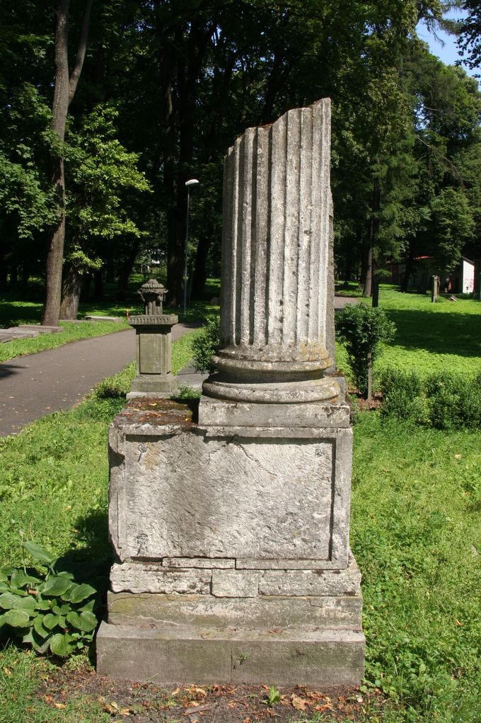 H. Vērmaņa, K. H. Vērmaņa un K. E. Vērmanes piemineklis pirms restaurācijas darbu uzsākšanas