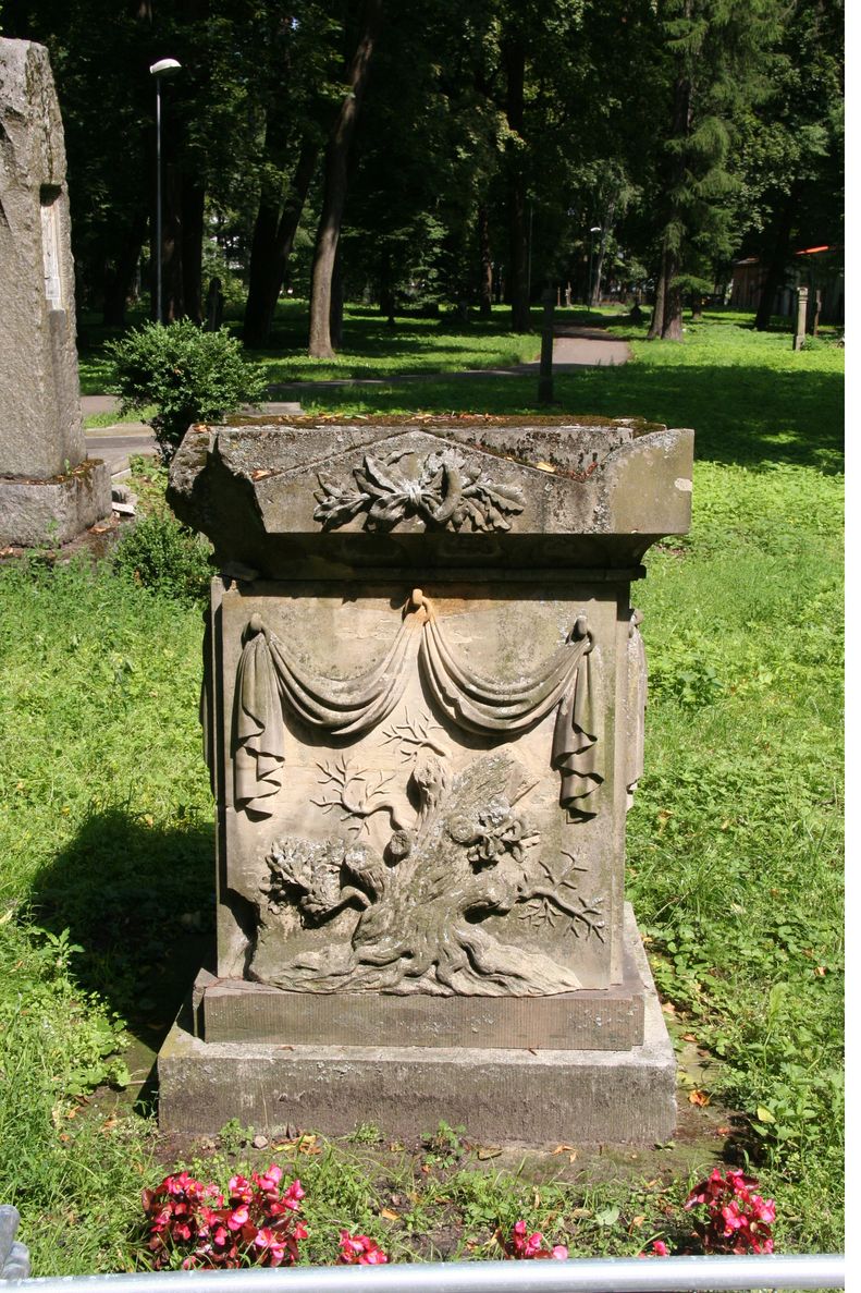 K. H. Vērmaņa un A. Ģ. Vērmanes piemineklis pirms restaurācijas darbu uzsākšanas