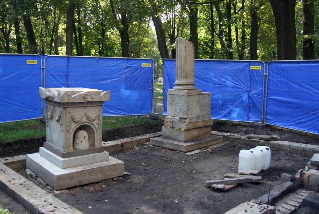 Vērmaņu dzimtas kapa pieminekļi pēc akmens virsmas attīrīšanas un mākslīgi uzbērtā zemes slāņa norakšanas ap pieminekļiem