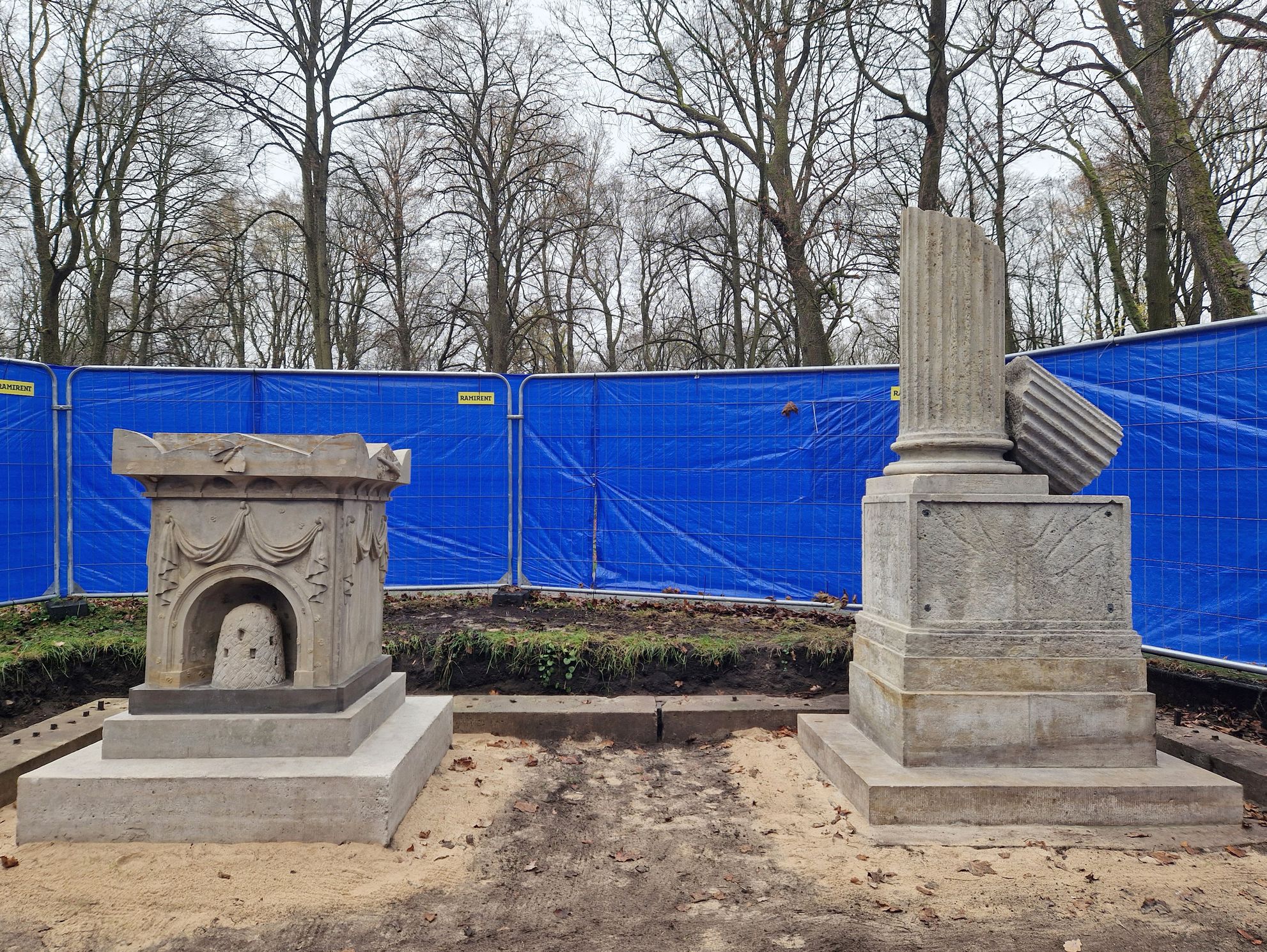 Vērmaņu dzimtas kapa pieminekļi pēc restaurācijas/konservācijas I darbu kārtas pabeigšanas