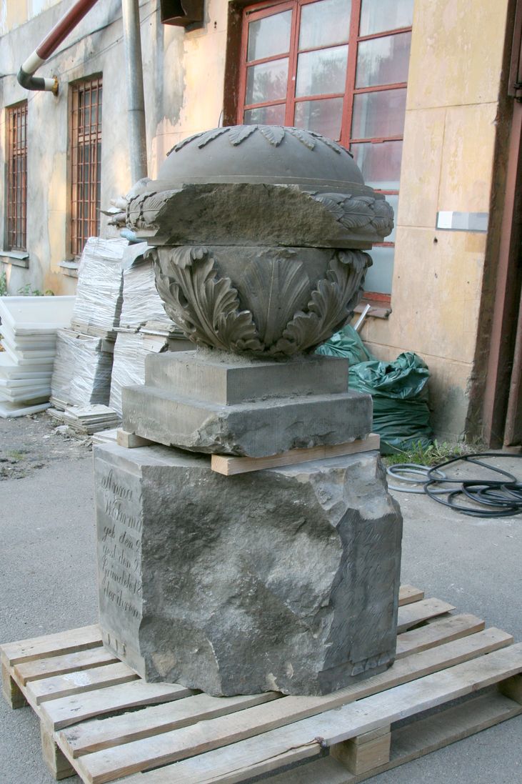 H. Vērmaņa un A. Ģ. Vērmanes pieminekļa akmens kubs un urna pirms restaurācijas darbu uzsākšanas
