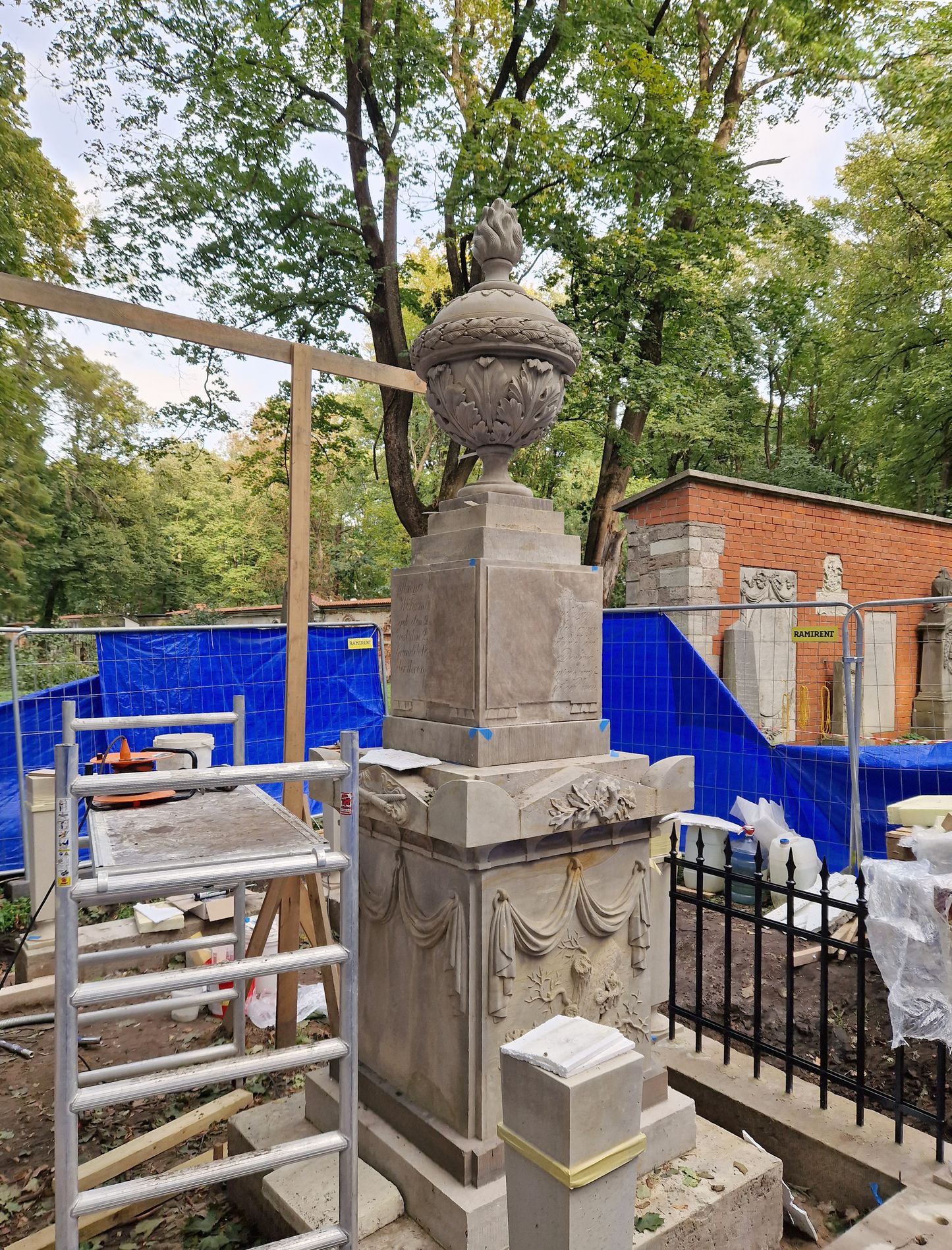 H. Vērmaņa un A. Ģ. Vērmanes piemineklis pēc akmens kuba un urnas montāžas