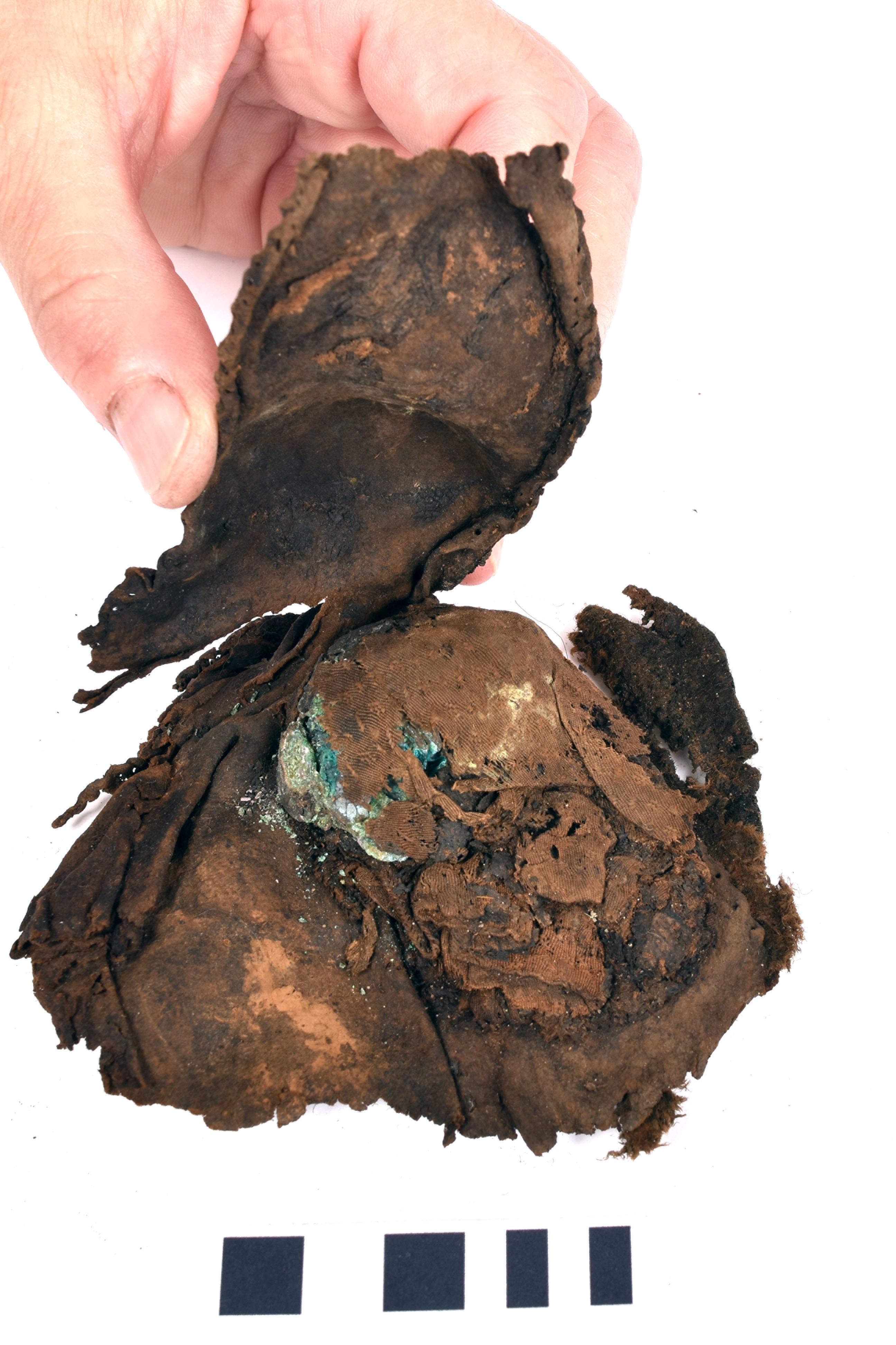 Ādas maks ar sudraba monētām pirms restaurācijas. Atvērts maks