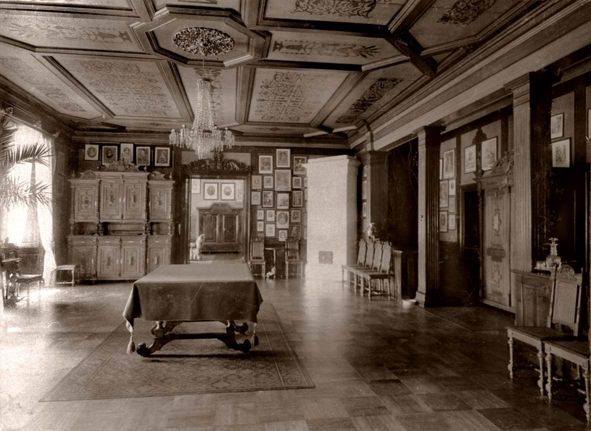Popes muižas interjers 20. gadsimta sākumā, kurā redzami krēsli