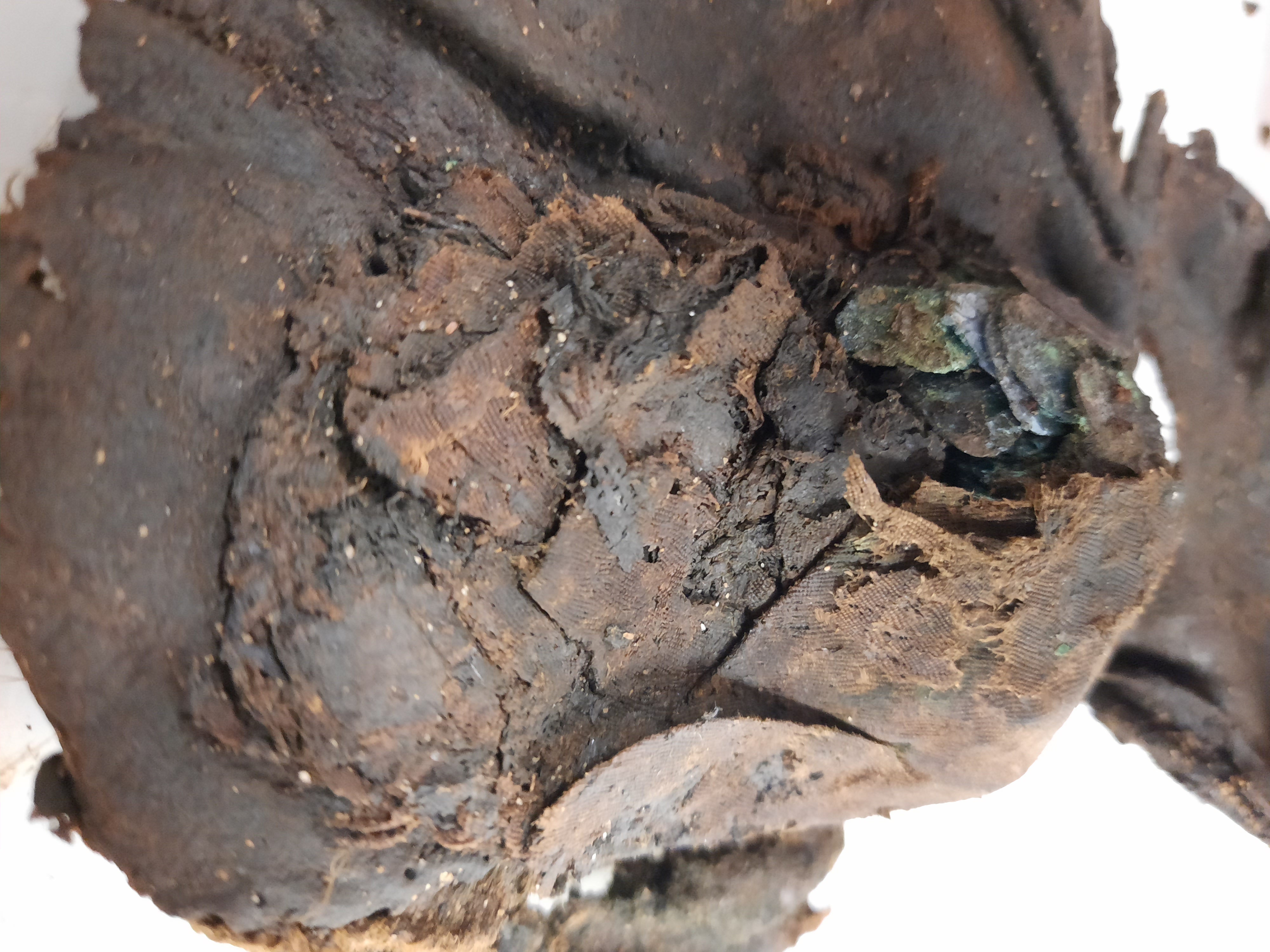 Ādas maks pirms restaurācijas. Zīda audums