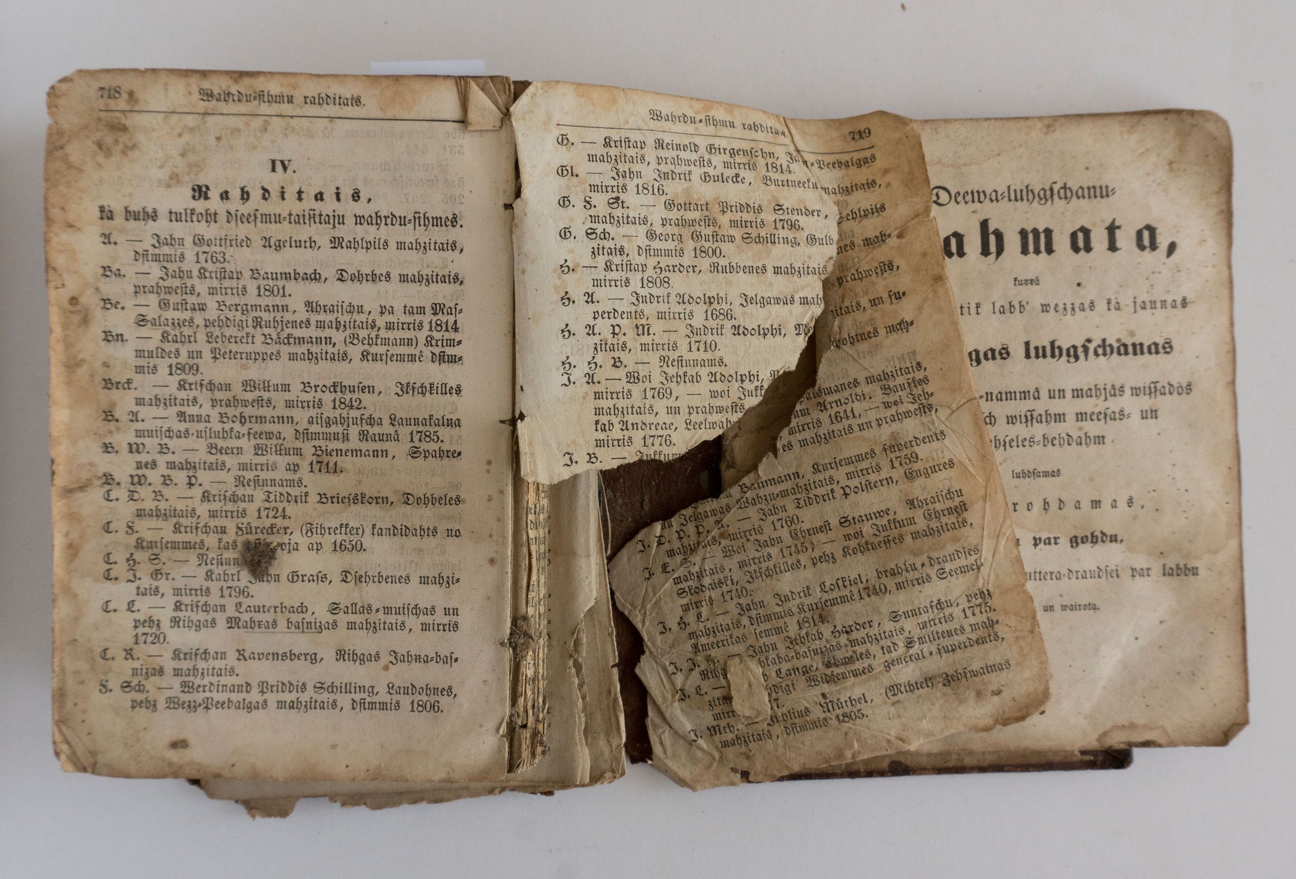 Grāmata pirms restaurācijas