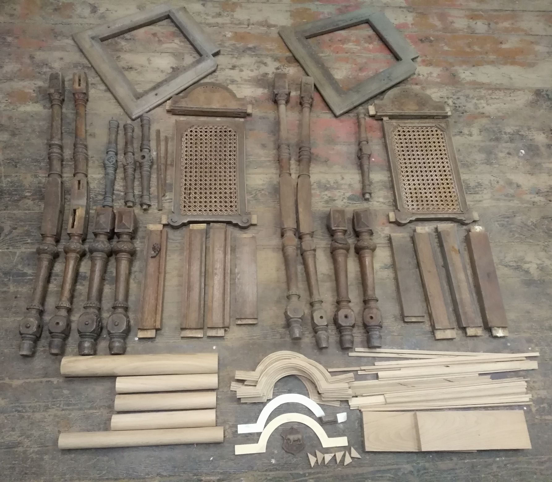 Krēsli pēc detaļu demontāžas ar jaunām detaļu sagatavēm