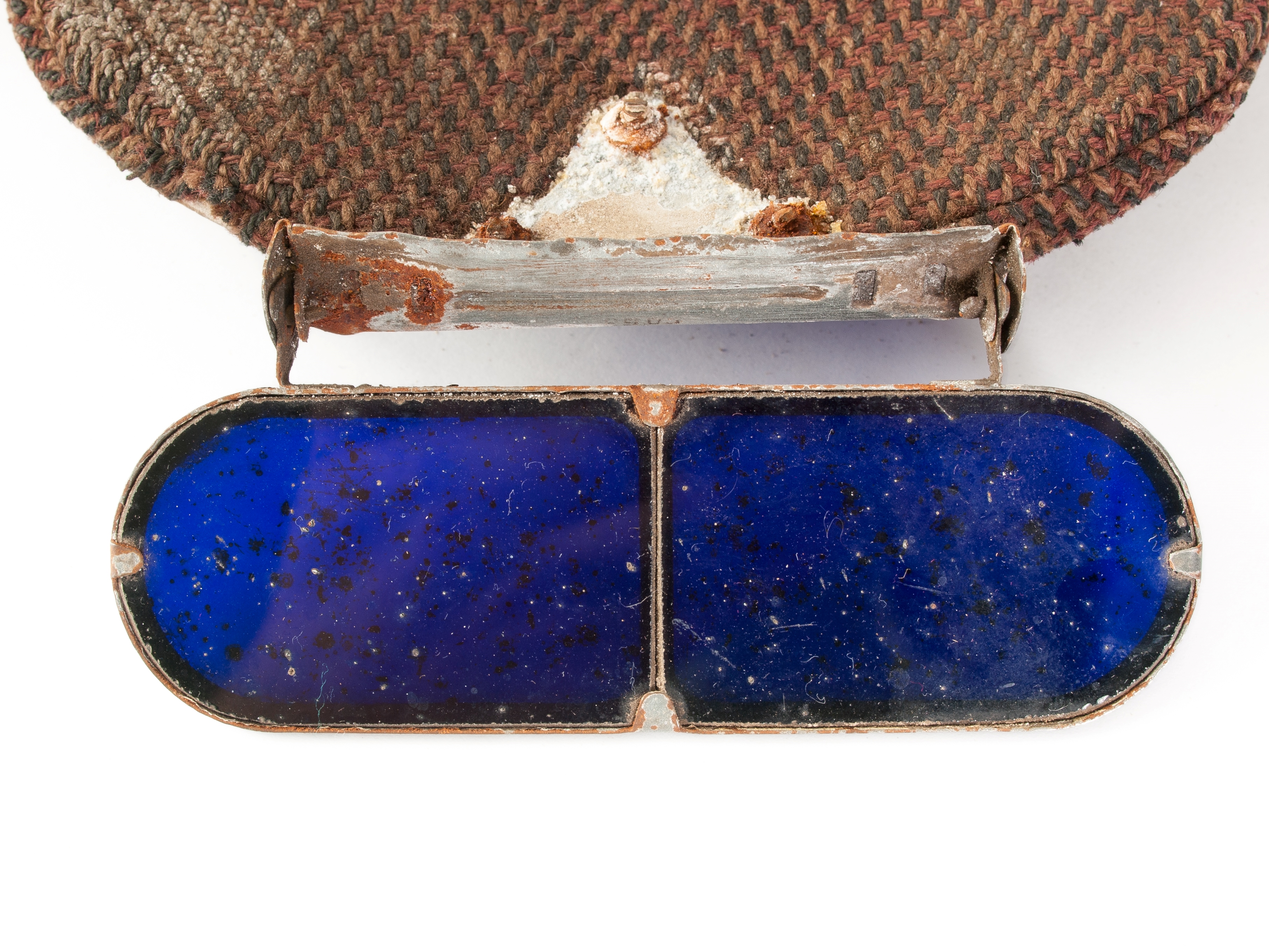 Cepures metāla detaļas un aizsargstikls pirms restaurācijas