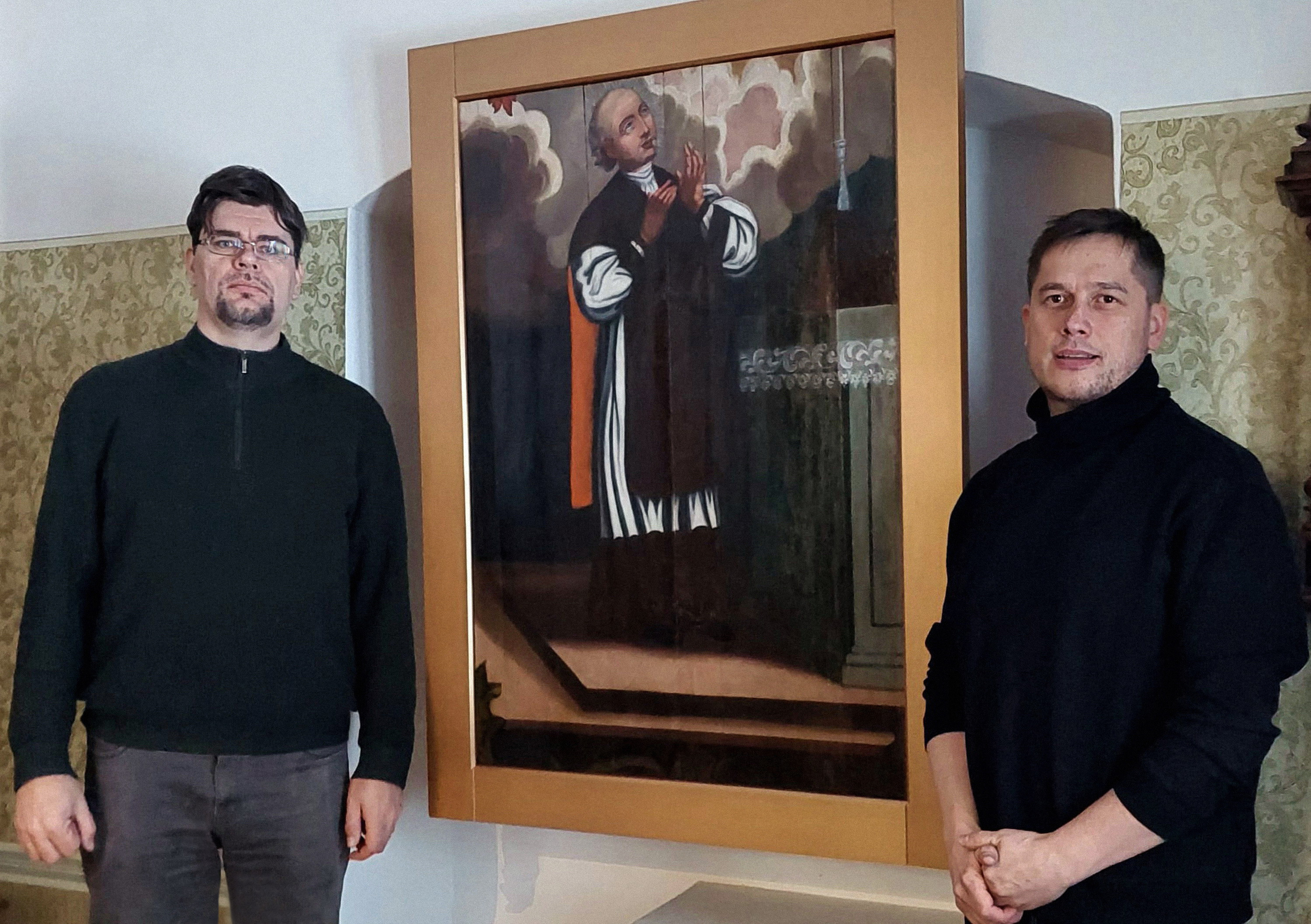 Glezna pēc restaurācijas kopā ar A. Pilenieku