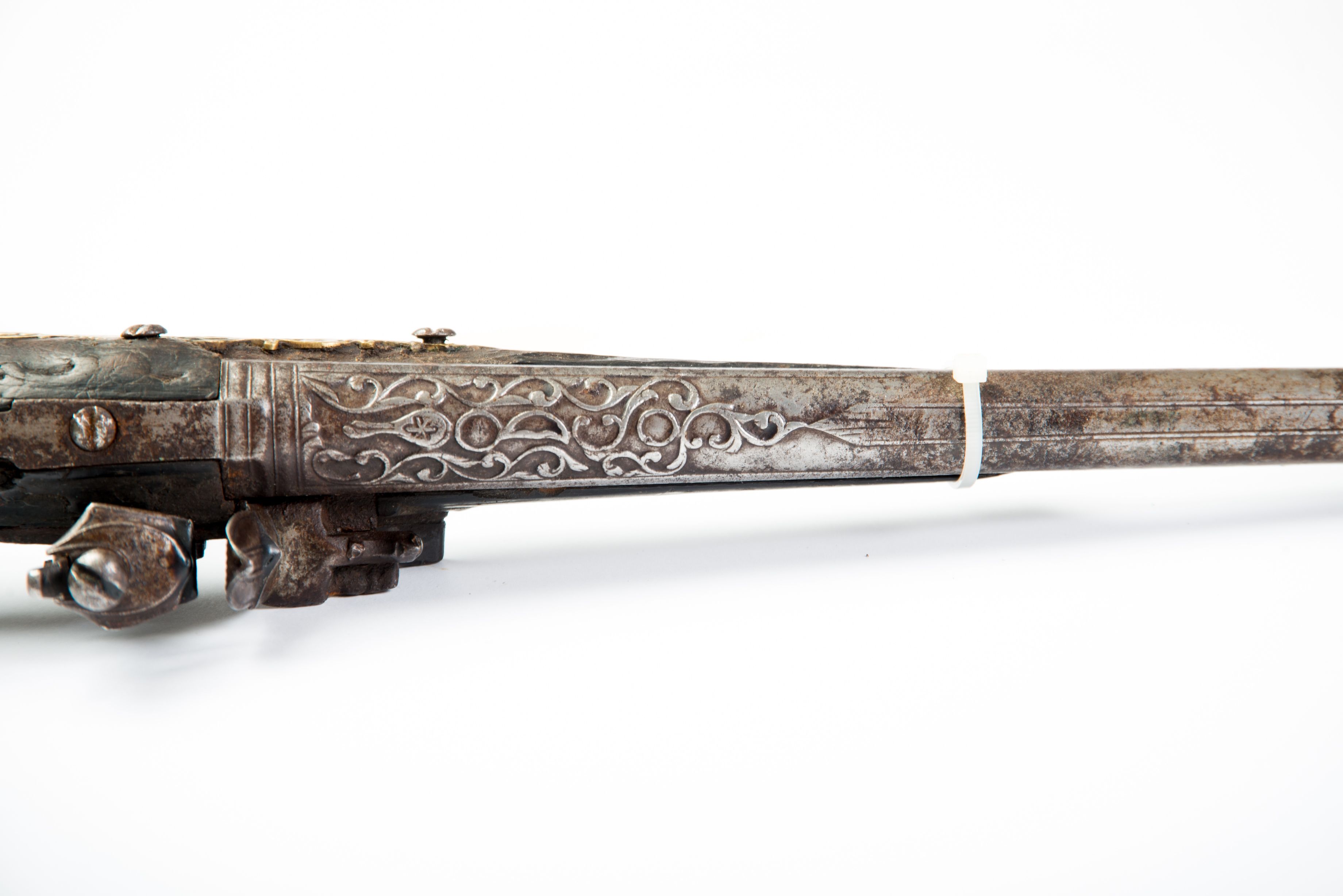 Fragments no augšpuses, stobra resgalis ar dekorējumiem pirms restaurācijas / konservācijas