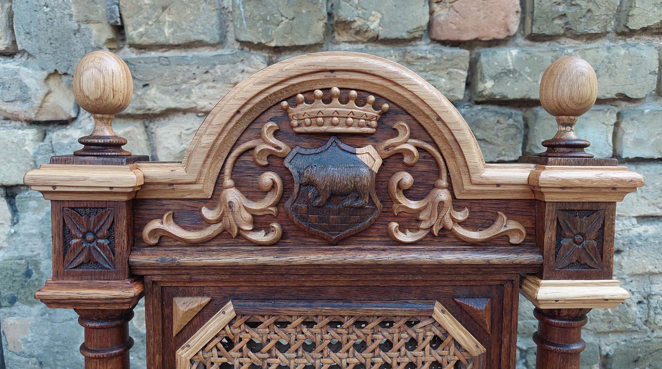 Krēsla atzveltnes augšdaļa pēc no jauna izgatavoto detaļu iestrādāšanas