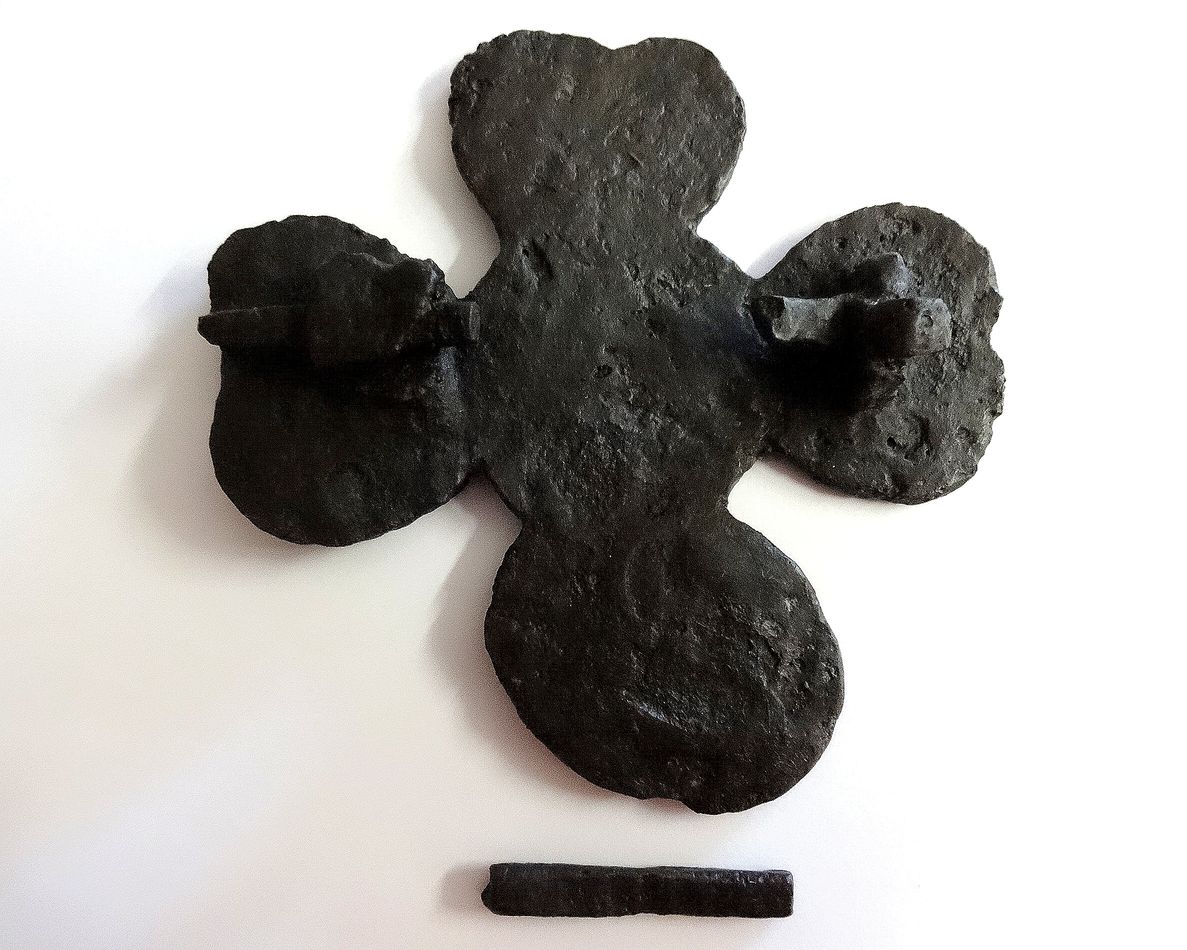 Dzelzs krusta sakta pēc restaurācijas, aizmugure