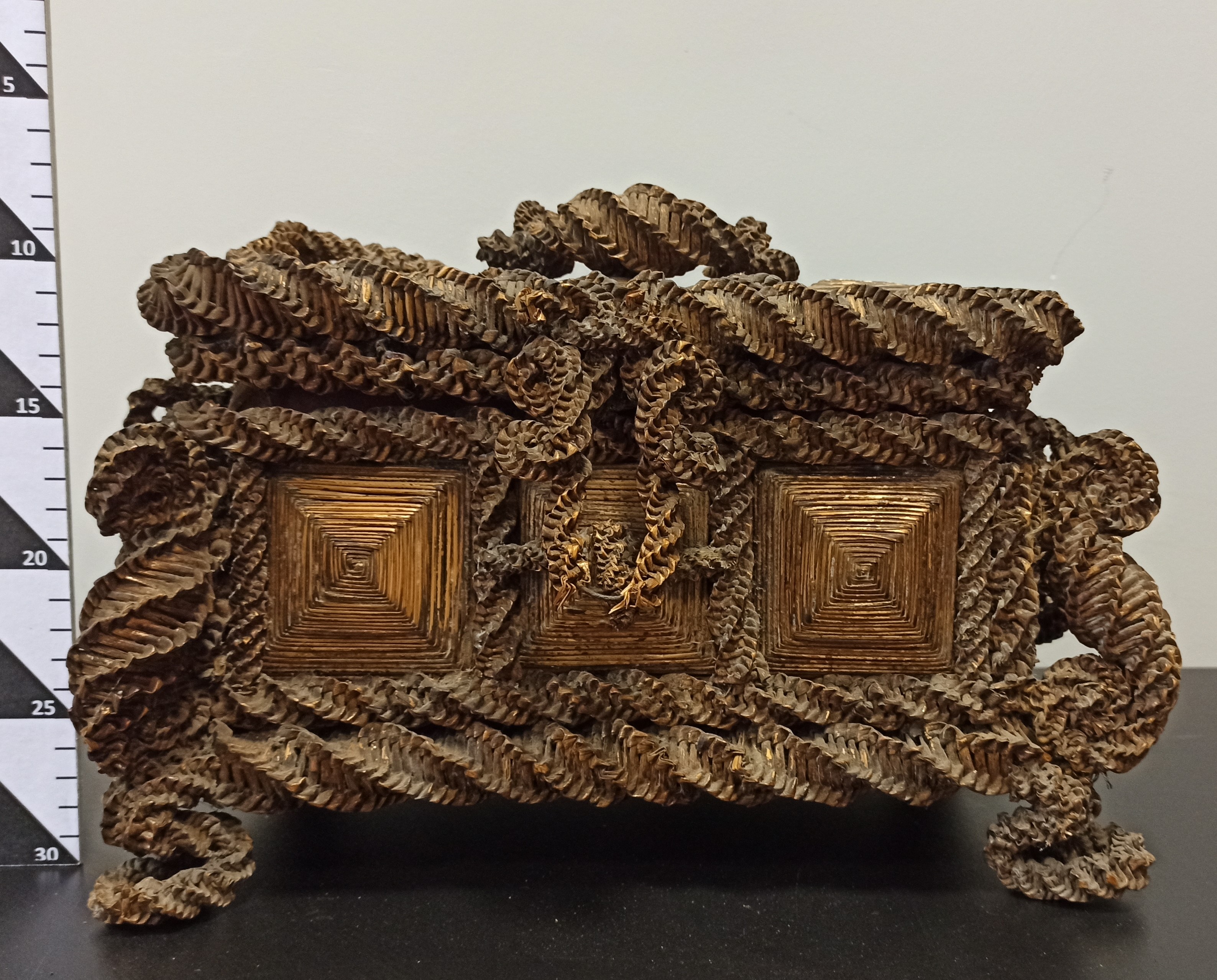 Salmu kārbiņa pirms restaurācijas