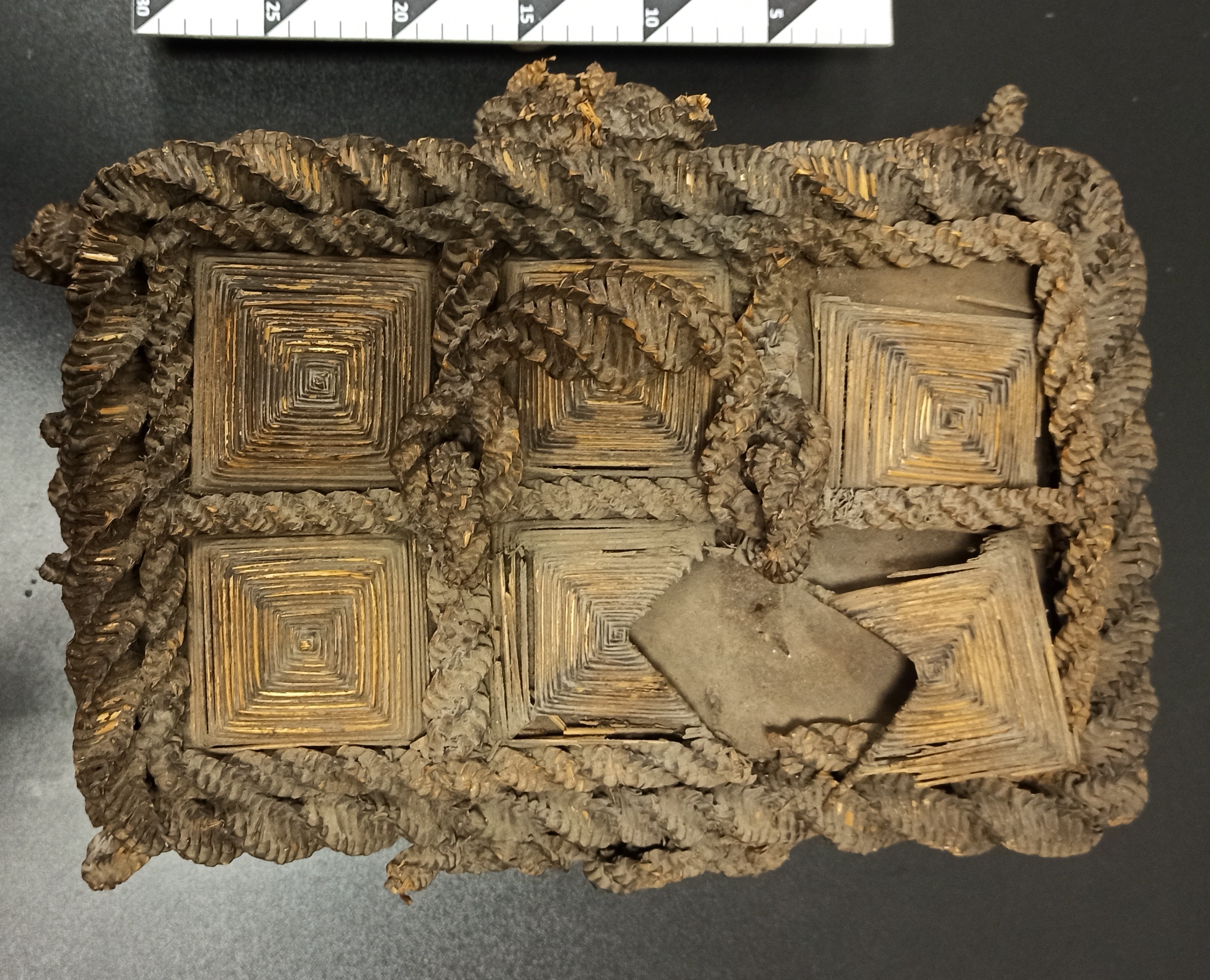 Salmu kārbiņa pirms restaurācijas